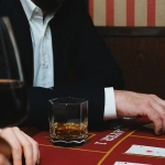 Игра в блэкджек в казино с картами на игровом столе